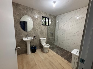 Comfort Studio, Balcony, Garden View | Bathroom