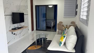 Estudio Confort, balcón, vista al jardín | Área de sala de estar