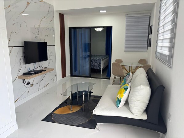 Comfort Studio, Balcony, Garden View | Living area