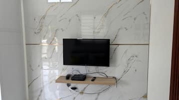 Estudio Confort, balcón, vista al jardín | Área de sala de estar