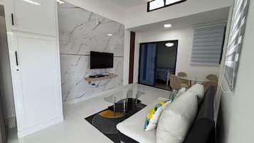 Estudio Confort, balcón, vista al jardín | Área de sala de estar