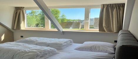 House | 10 bedrooms, bed sheets