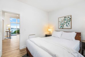 Family House, Bay View | Iron/ironing board, free WiFi - Stonegrove Residence (Blaine)