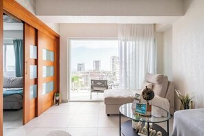 2 chambres, coffres-forts dans les chambres, fer et planche à repasser