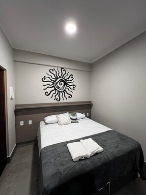Comfort Room | Desk, iron/ironing board, free WiFi, bed sheets - Pousada Casa Limão (Rifaina)