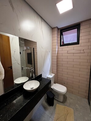 Comfort Room | Bathroom | Shower, free toiletries, soap, shampoo