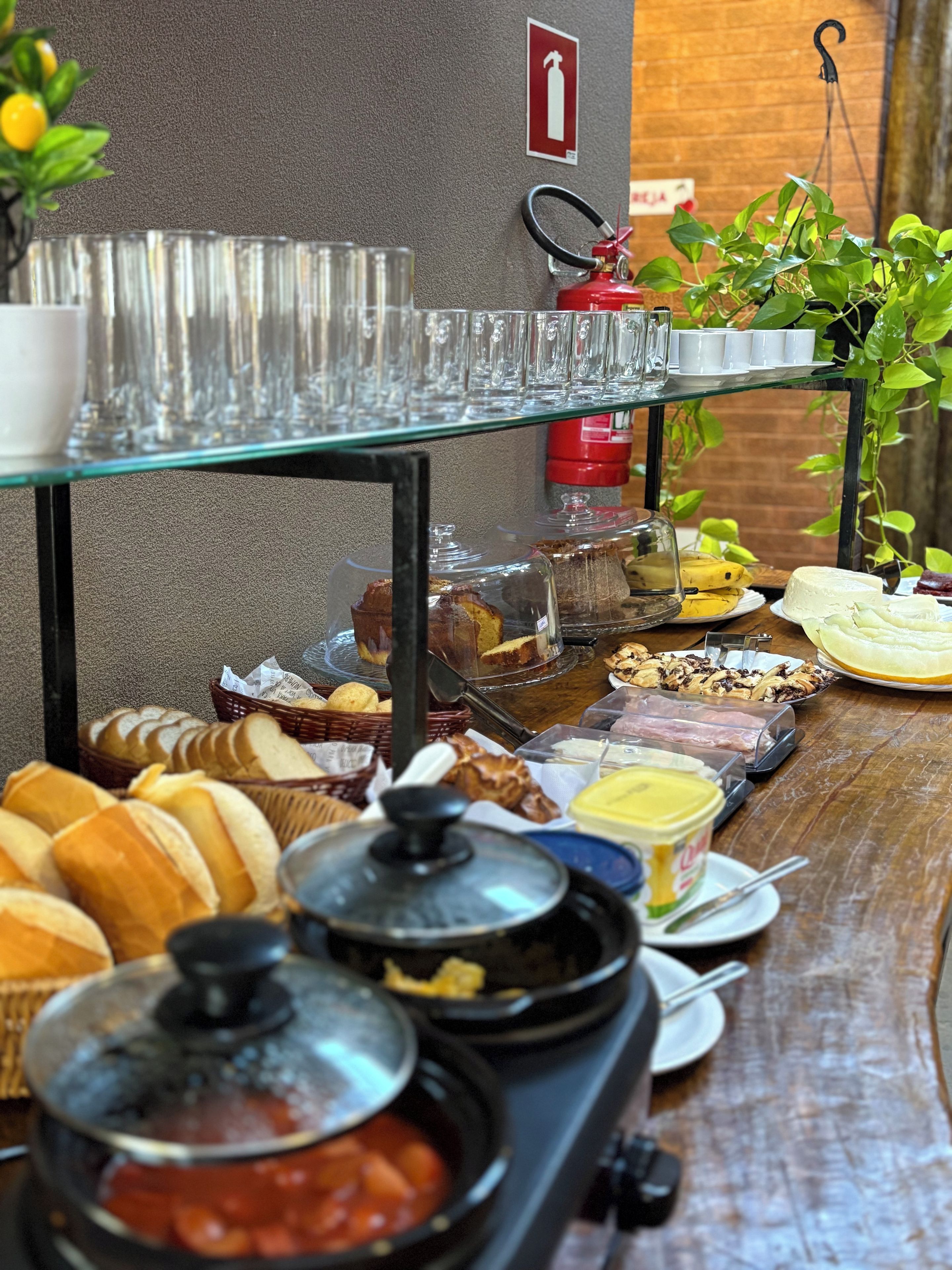 En buffet med forskellige spisemuligheder, blandt andet brød, kager og et udvalg af oste.
