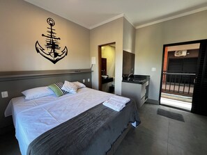 Habitación Confort | Escritorio, tabla de planchar con plancha, wifi gratis y ropa de cama 