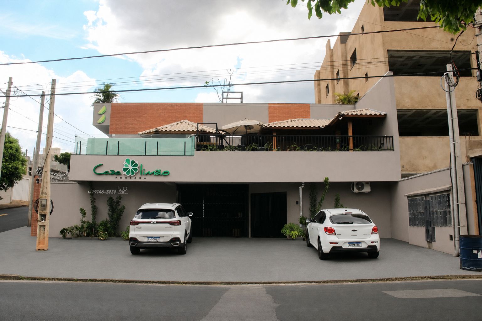Vista frontal de la propiedad