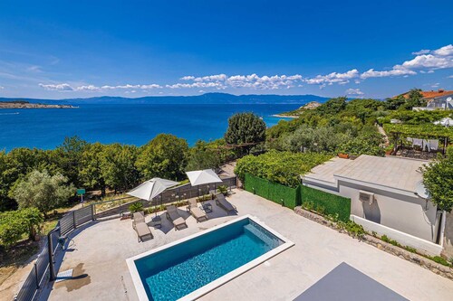 Apartment LAMAR with private pool and sea view