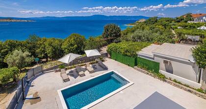 Apartment LAMAR with private pool and sea view
