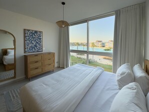 Tabla de planchar con plancha, wifi, ropa de cama