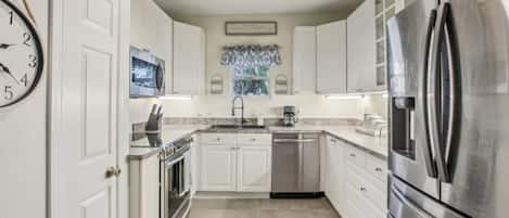 Geladeira, micro-ondas, fogão, cooktop