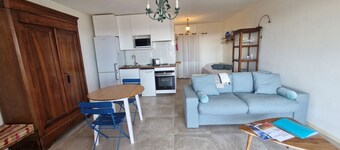 Beaches and town center on foot! Large studio with sea view