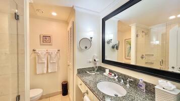 Secadora de cabello, toallas, jabón, papel de baño