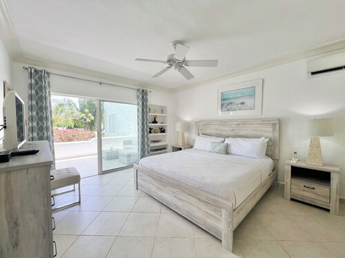 Chic 2 bedroom 2 bathroom groundfloor beachfront unit, pool tennis WiFi GB110