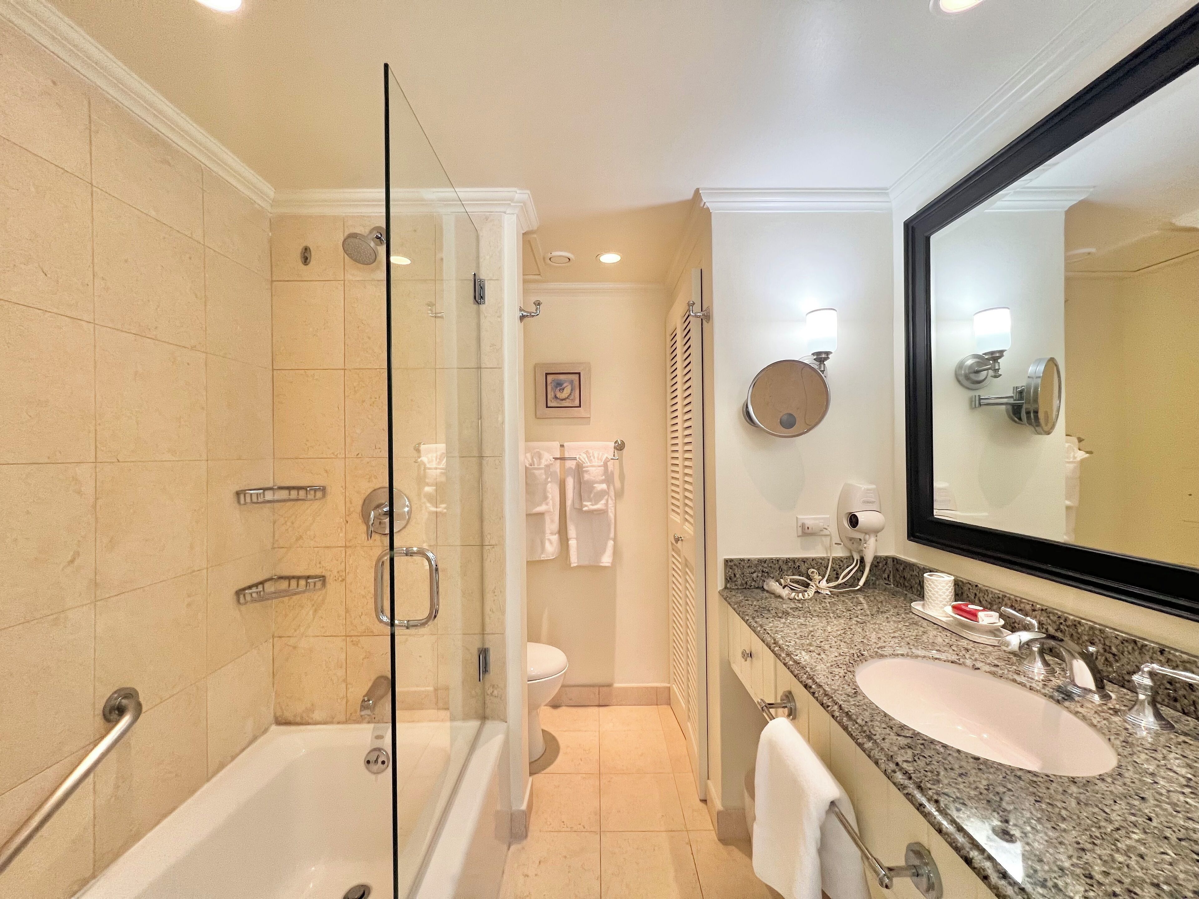 Hårtørrer, håndklæder, Sæbe, Toiletpapir