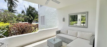 Chic 2 bedroom 2 bathroom groundfloor beachfront unit, pool tennis WiFi GB110