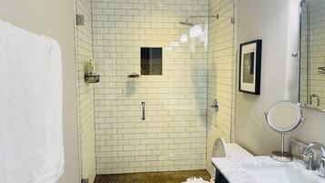 SĂšche-cheveux, serviettes fournies, savon, papier toilette