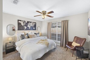 4 habitaciones, escritorio y tabla de planchar con plancha 