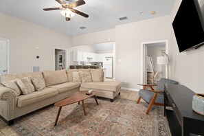 Smart TV - Spacious 4-bedroom house steps from Texas A&M with WiFi, AC (College Station)