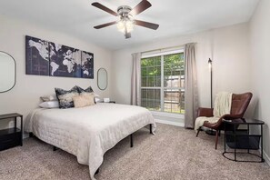 4 bedrooms, iron/ironing board, travel crib, free WiFi - Spacious 4-bedroom house steps from Texas A&M with WiFi, AC (College Station)