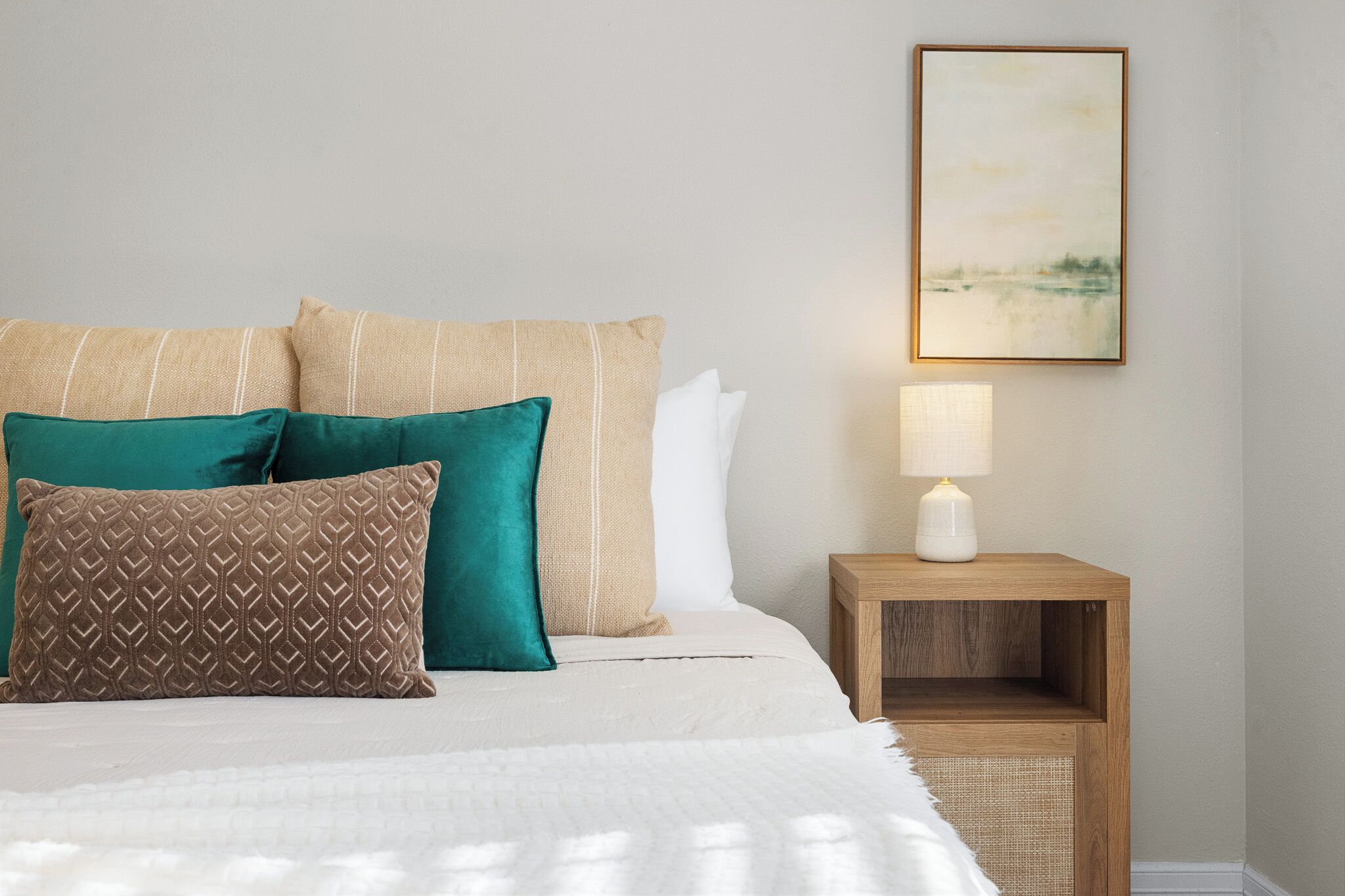 4 habitaciones, escritorio y tabla de planchar con plancha 