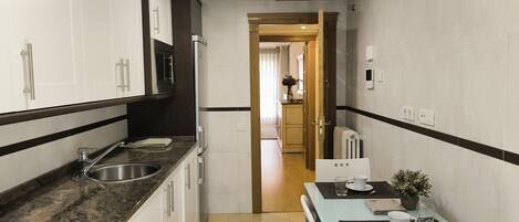 Frigorífic, microones, forn i placa de cuina