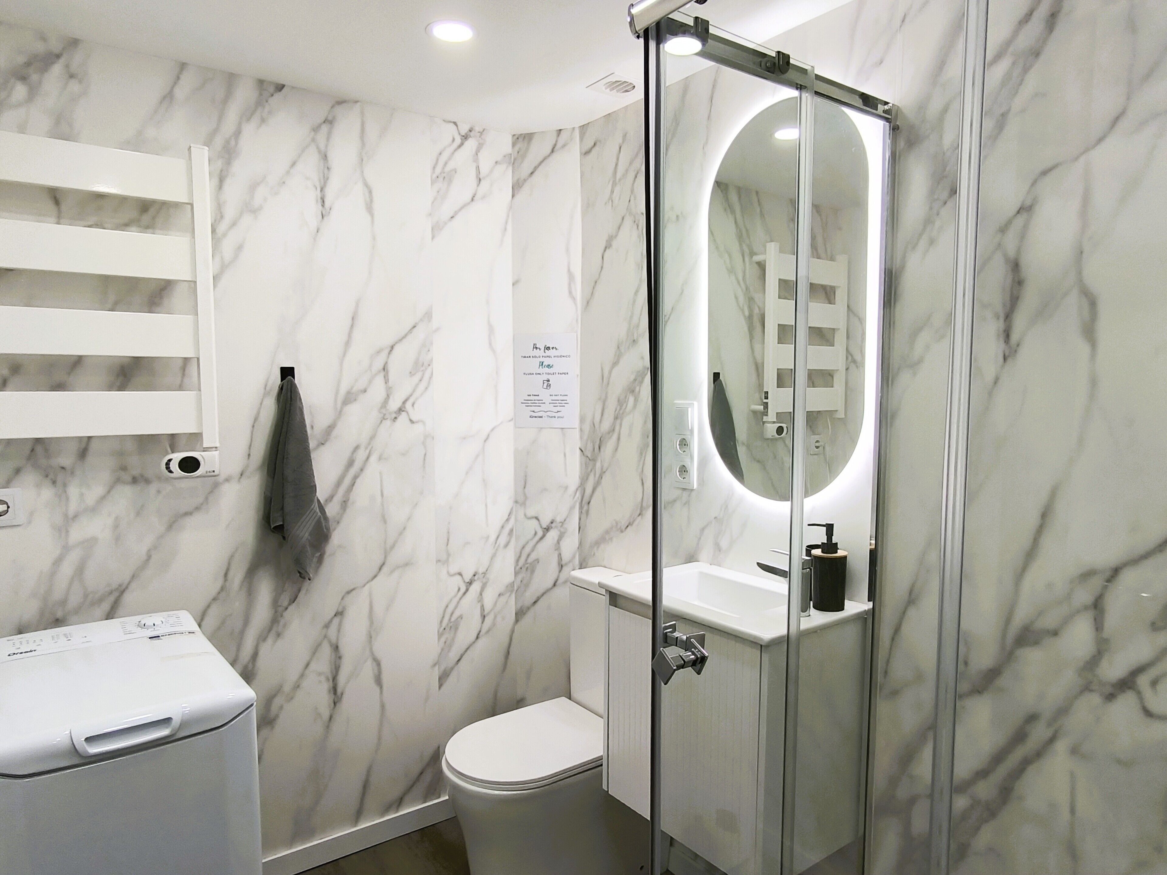 吹风机、毛巾、肥皂、洗发水