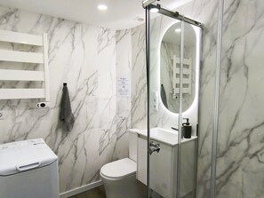 Hiustenkuivaaja, pyyhkeet, saippua, sampoo