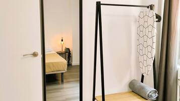 3 slaapkamers, een strijkplank/strijkijzer, gratis wifi, beddengoed