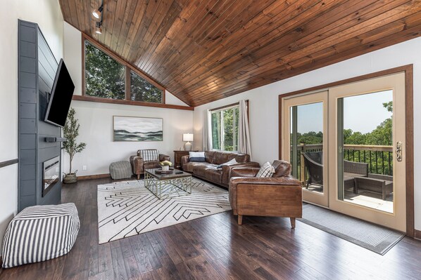 TV connectée, cheminée, baby-foot, table de tennis de table