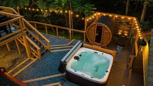 Ein Whirlpool auf einer Holzterrasse mit einer Holztreppe und einer Holzbott Architektur.