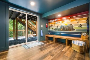 Children’s area - Fox & Hound Getaway: Sauna, Hot Tub, Dogs, Game Night! (Mount Jackson)