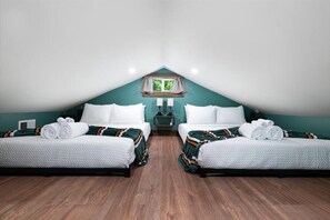 4 Schlafzimmer, Schreibtisch, Bügeleisen/Bügelbrett, Reisekinderbett