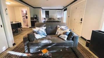 Älytelevisio, takka, kirjoja