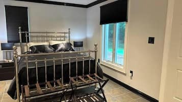 1 makuuhuone, tallelokero huoneessa, silitysrauta/-lauta