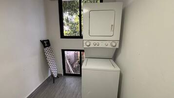 Deluxe Studio, City View | Laundry