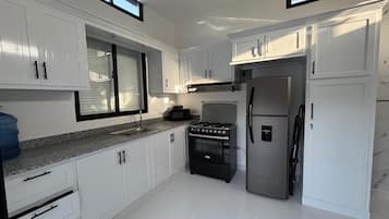 Deluxe Studio, City View | Private kitchen