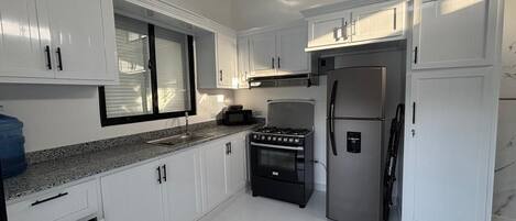 Deluxe Studio, City View | Private kitchen