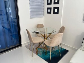 Deluxe Studio, City View | Living area