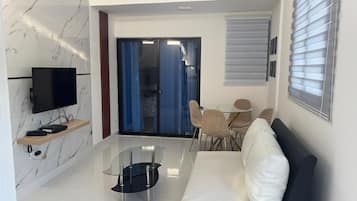 Deluxe Studio, City View | Living area