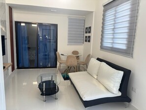 Deluxe Studio, City View | Living area