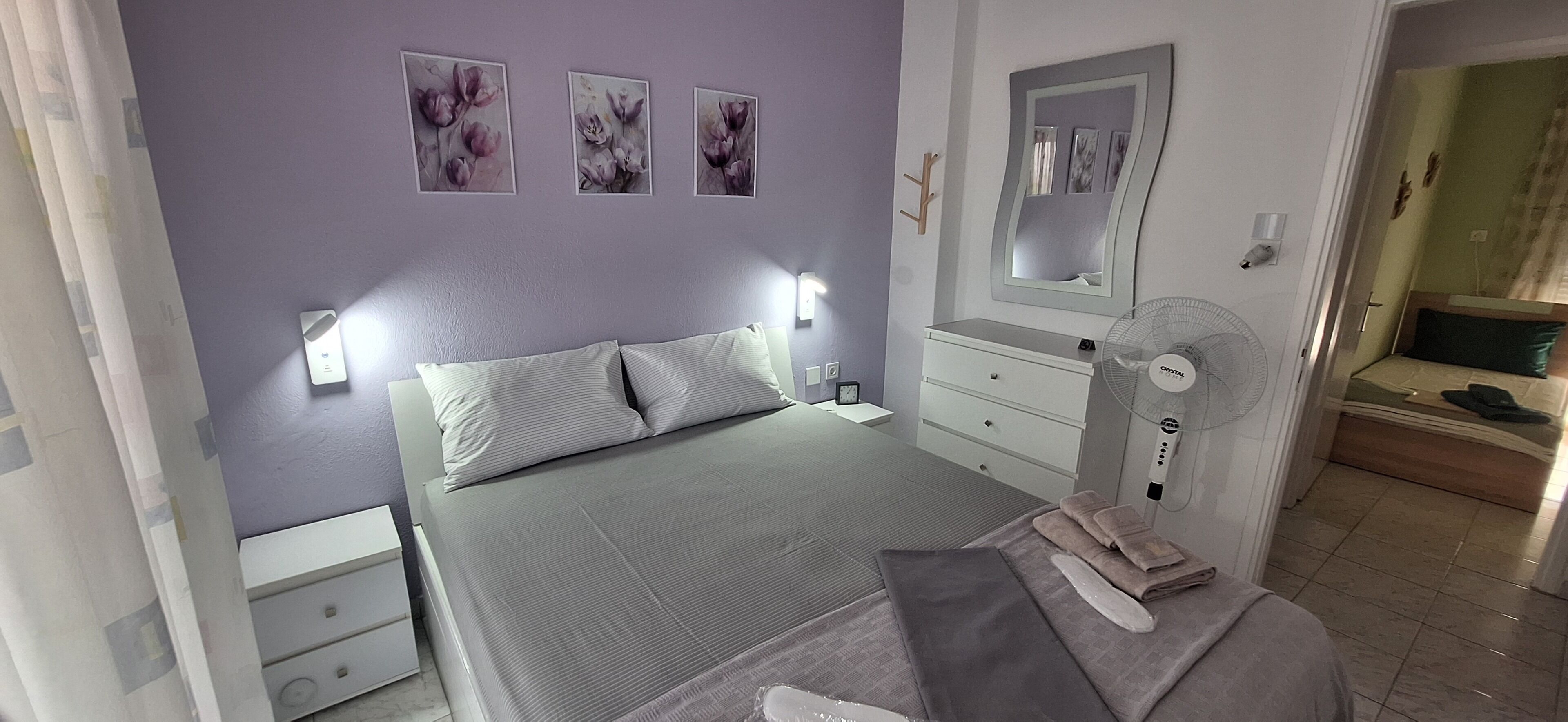 2 dormitoris, planxa i posts de planxar i un bressol de viatge 