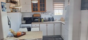 Kühlschrank, Mikrowelle, Ofen, Wasserkocher mit Kaffee-/Teezubehör