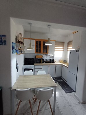 Fridge, microwave, oven, coffee/tea maker
