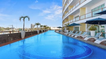 Utomhuspool och uppvärmd pool