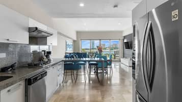 Kylskåp, mikrovågsugn, ugn och diskmaskin