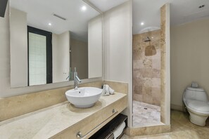 Een douche, een haardroger, handdoeken, zeep