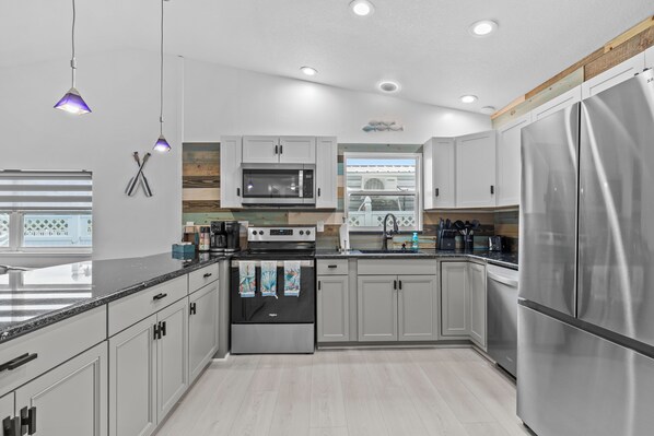 ميكروويف، فرن، موقد طهي مسطح، غسالة أطباق